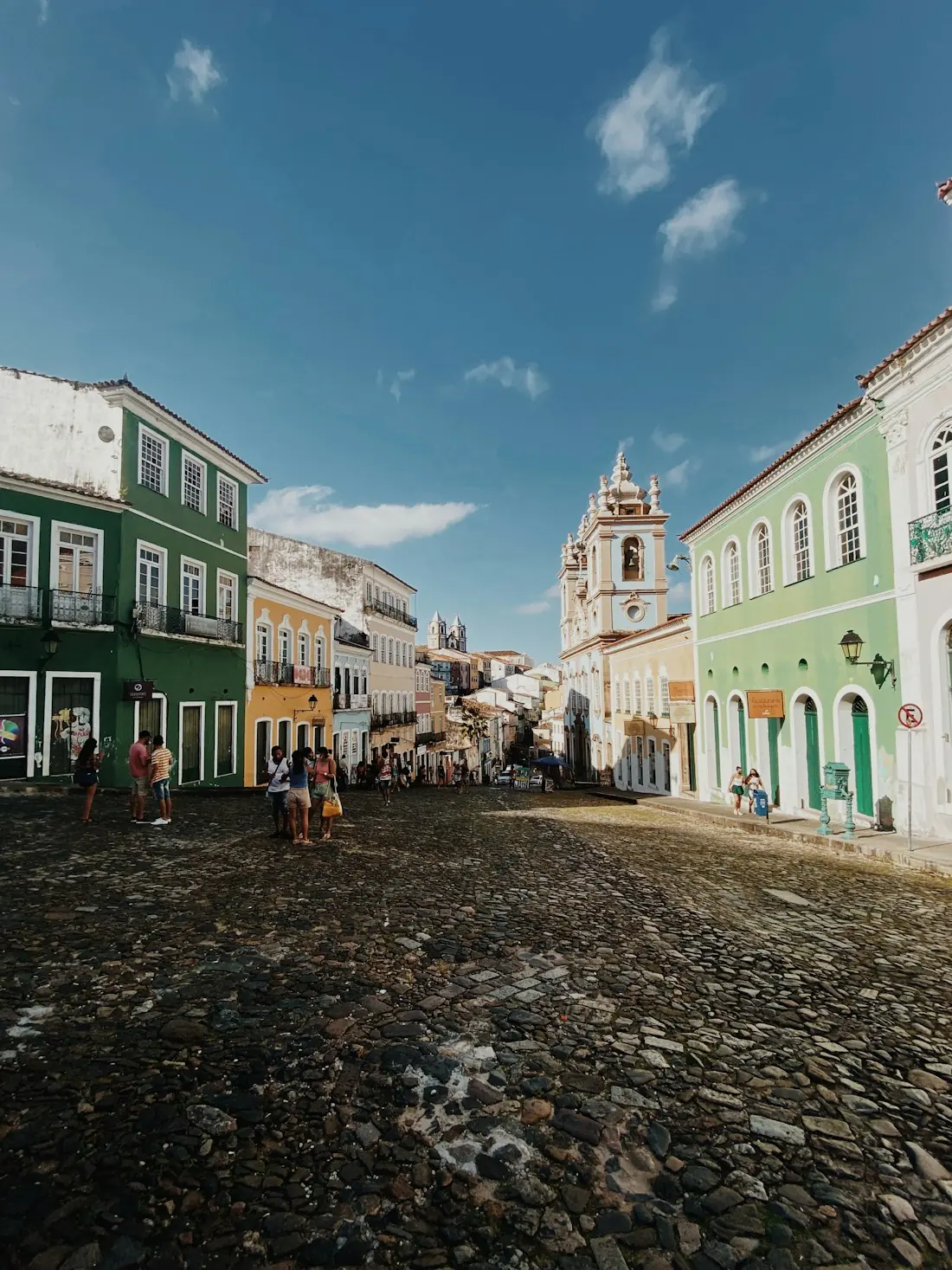 Largo do Pelourinho com casarões coloniais coloridos e a Igreja do Rosário dos Pretos, Centro Histórico de Salvador